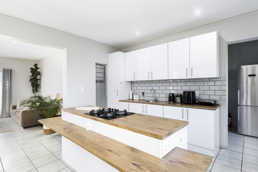 6 Bedroom Property for Sale in Sir Lowrys Pass Village Western Cape